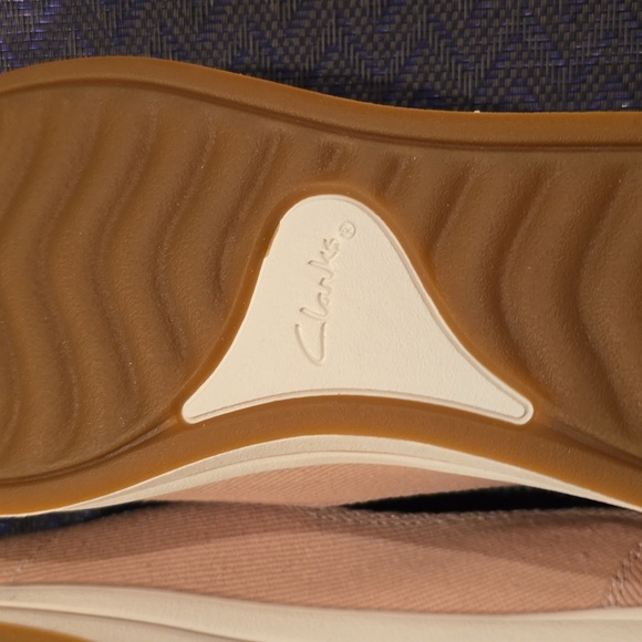 CLARKS BRAND WOMEN'S TAUPE "CLOUDSTEPPERS" "BREEZE SKIP" SLIP ON SHOES SIZE 7.5M - Picture 9 of 12